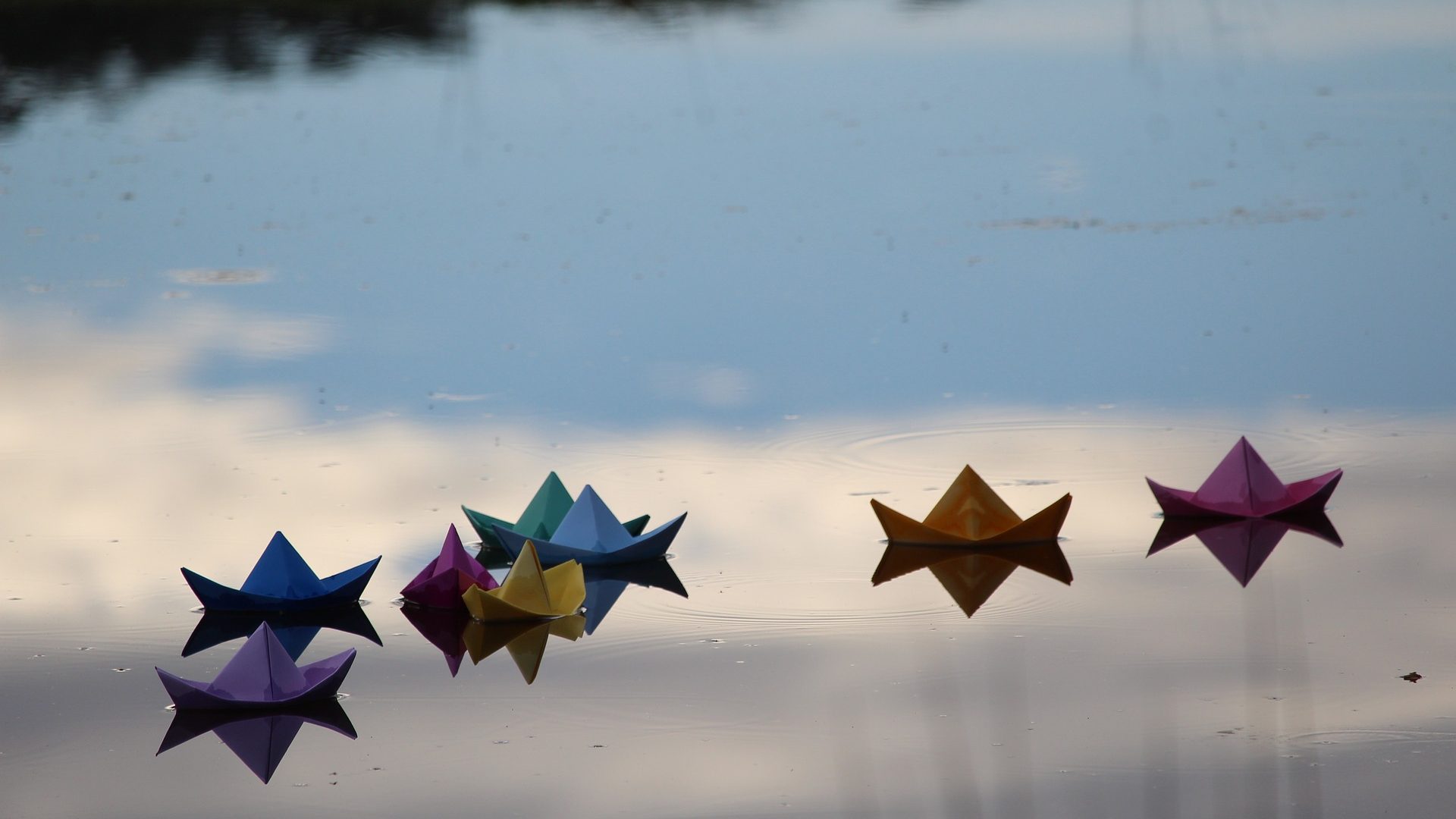 origami qui flottent sur l'eau