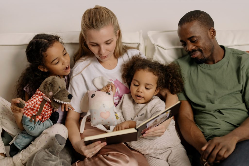famille en train de lire un livre